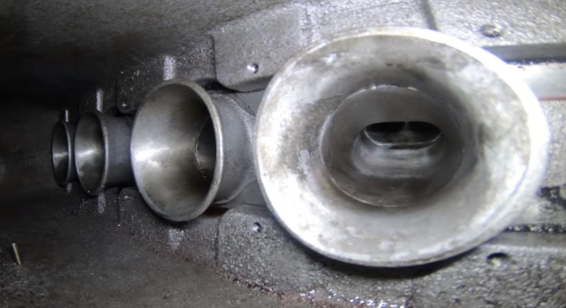 A goprózás új szintje: egy Toyota Supra Turbo szívócsonkjában