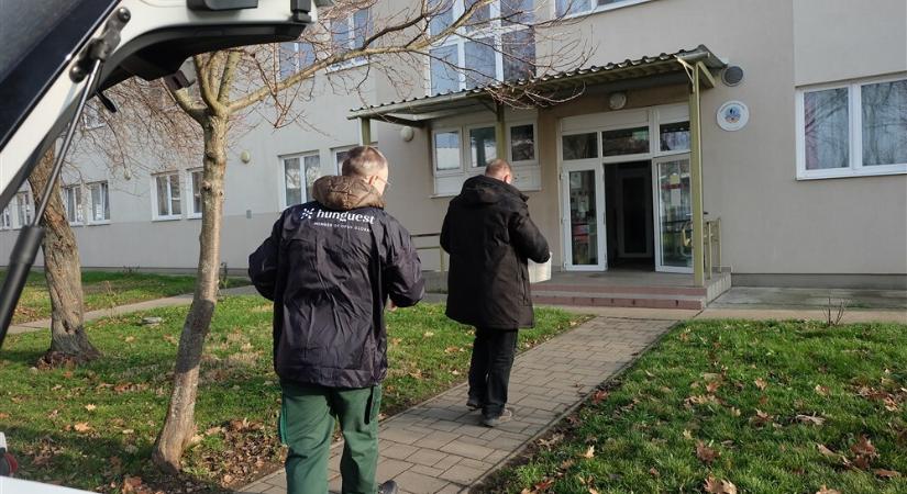 Száz adag meleg étellel segítettek az egri Hajléktalanok Gondozóházában