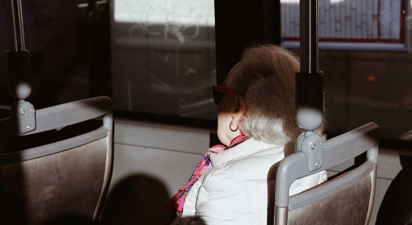 Mégsem korlátozzák a nyugdíjasok ingyenes buszozását – „Technikai hibáról” beszél a hivatal