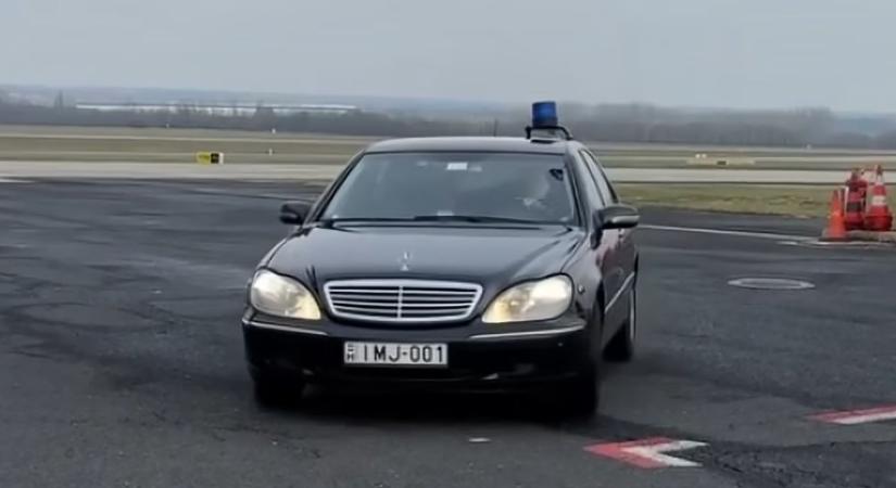 A szerénység színjátéka? - Pintér Sándor és veterán autója