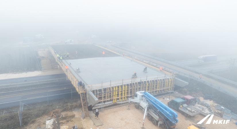 M1-es: már a betonozásig jutott a Nagyegyházánál épülő hídon az építkezés - képriport