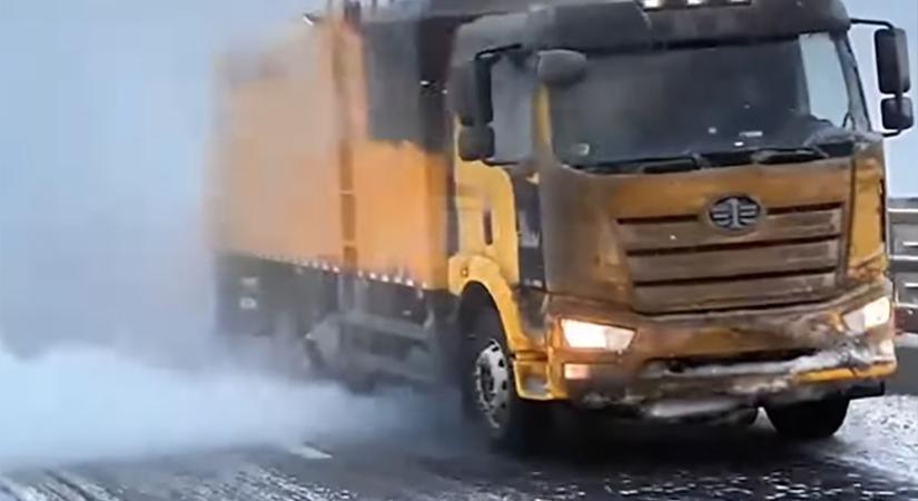 Pokoli tűzzel pusztítja a havat a különleges kínai gép