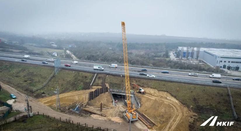 Látványos képek érkeztek az M1-es sztráda építkezéséről