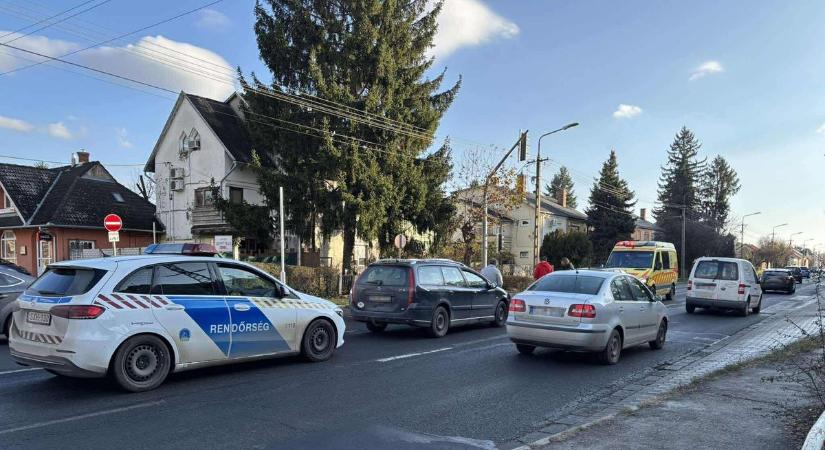 Baleset a Füredi utcában, mentő érkezett a helyszínre