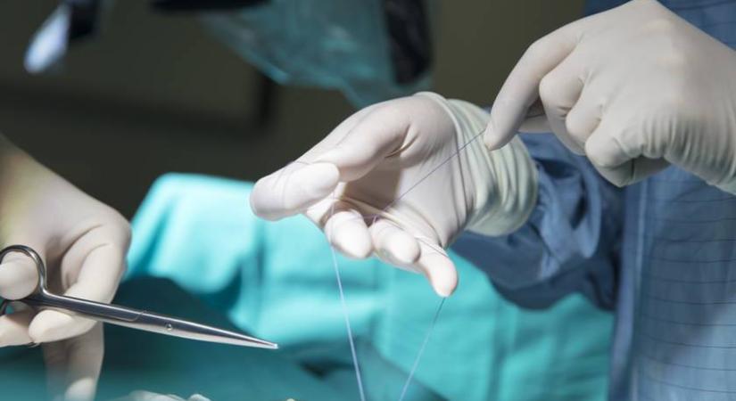 Forradalmi műtét Pécsen: hall a siketen született kislány