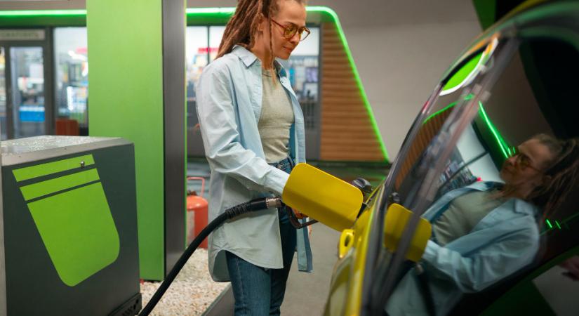 Folytatódik az árzuhanás, ismét olcsóbb lesz a benzin