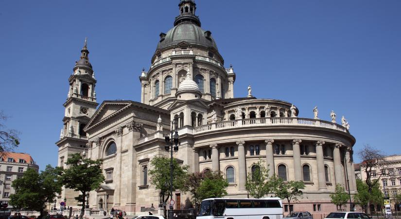 Milliárdos irodaházakat értékesítettek, miközben még állami dolgozók ülnek bennük