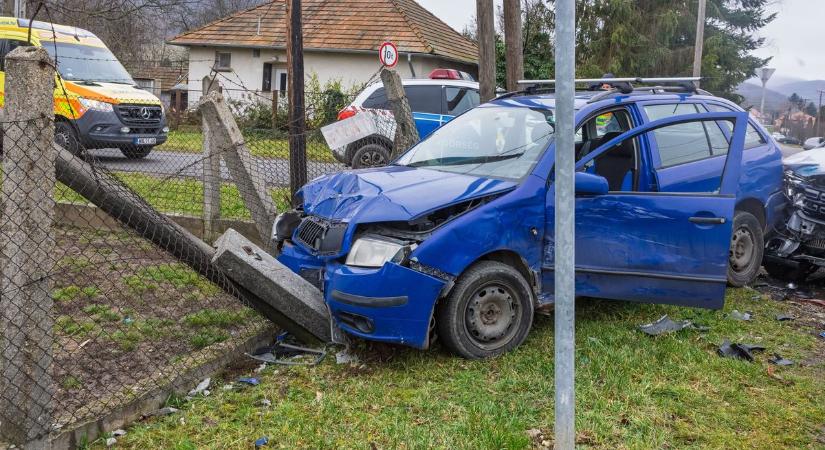 Teljes útzár Hetesen, kidöntötte a villanyoszlopot az autós