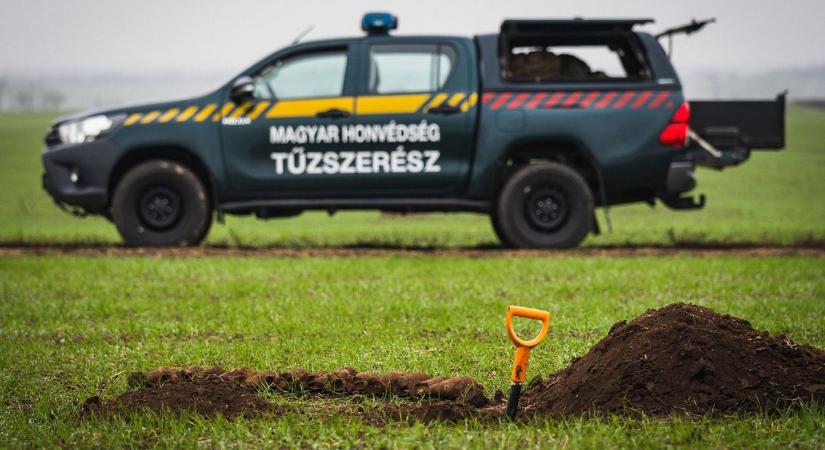 Egymás után fordultak ki a földből az aknagránátok – a tűzszerészeket is meglepte, amit találtak