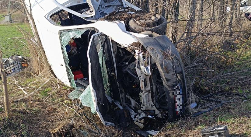 A tűzoltók emelték ki az ételszállító furgon roncsaiból a súlyos sérültet – fotók, videó