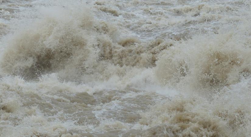 Özönvíz a toronyházak tövében, elmosta a repülőteret is – videó
