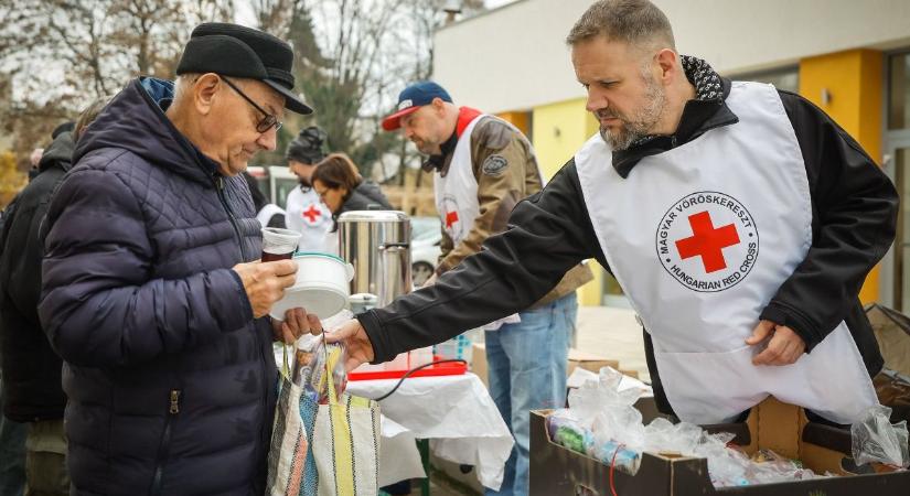 „Kötelességünk, hogy segítsünk” – a Road támogatta a Vöröskereszt pénteki ételosztását