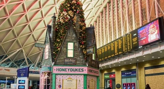 Varázslatos karácsonyi dekorációt állítottak ki a King's Cross pályaudvar előcsarnokában