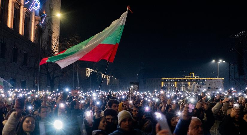 Már elsöpörték a kormányt a tömeges tüntetések, de ennyivel nem érik be a pazarló államtól tartó tiltakozók