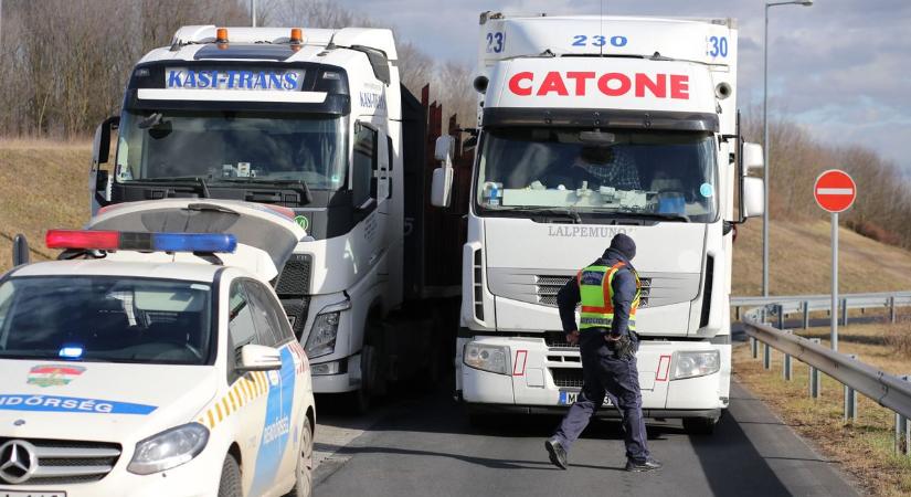 Megszállták az M7-est a rendőrök, rengeteg autóst megbüntettek
