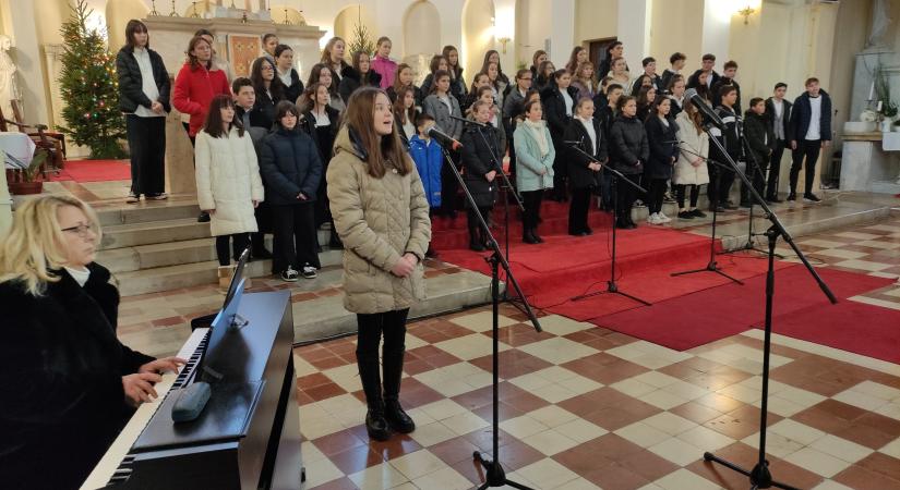Szívmelengető karácsonyi hangversenyt rendezett az ének-zenei iskola