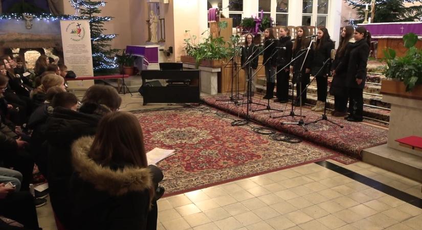 Angol nyelvű dalok és közös éneklés: karácsonyi ünnepváró a Zrínyi-iskolával