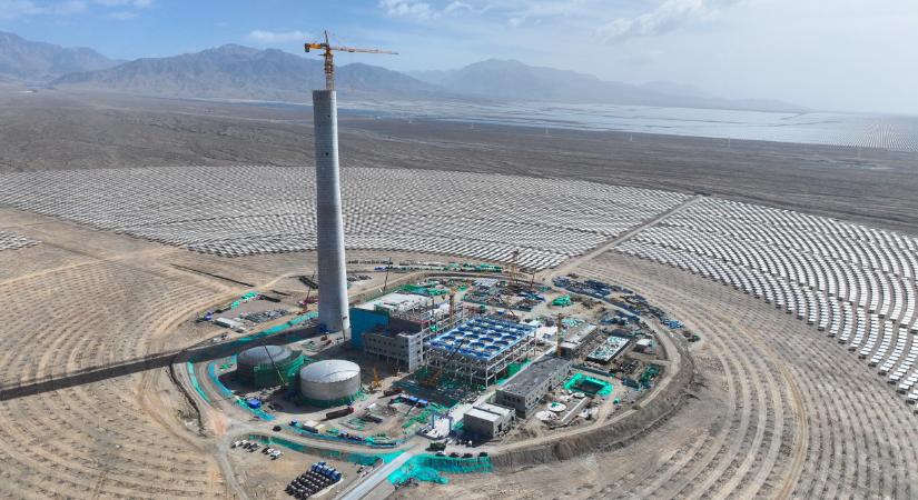 A jövő energiája: 770 ezer négyzetméternyi tükör szolgálja a tiszta energiát Kínában