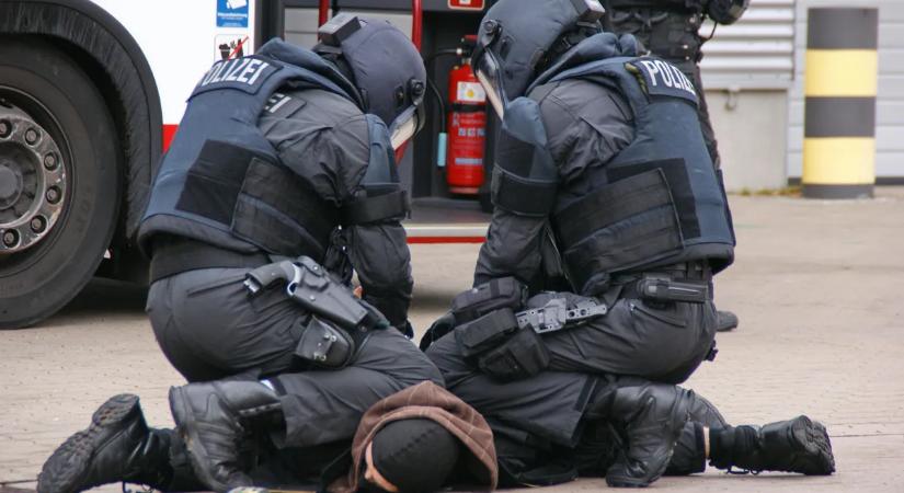 Saját fiát ejtette túszul egy férfi, rendőrök lepték el a helyszínt