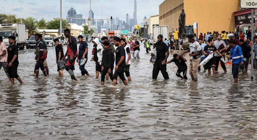 Áradások bénították meg az Egyesült Arab Emírségeket, több repülőjáratot is töröltek