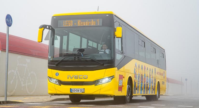 Ezek a buszok rögtön a legózást juttatják eszünkbe
