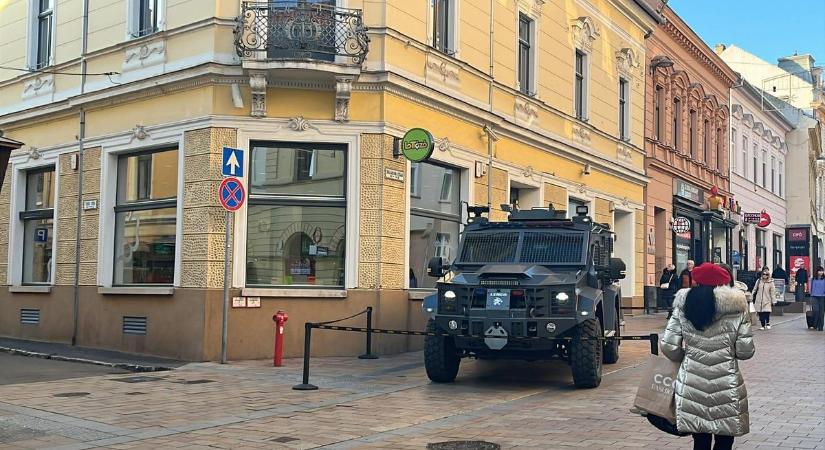 Kivonult a TEK a pécsi karácsonyi vásárra (FOTÓVIDEÓ)