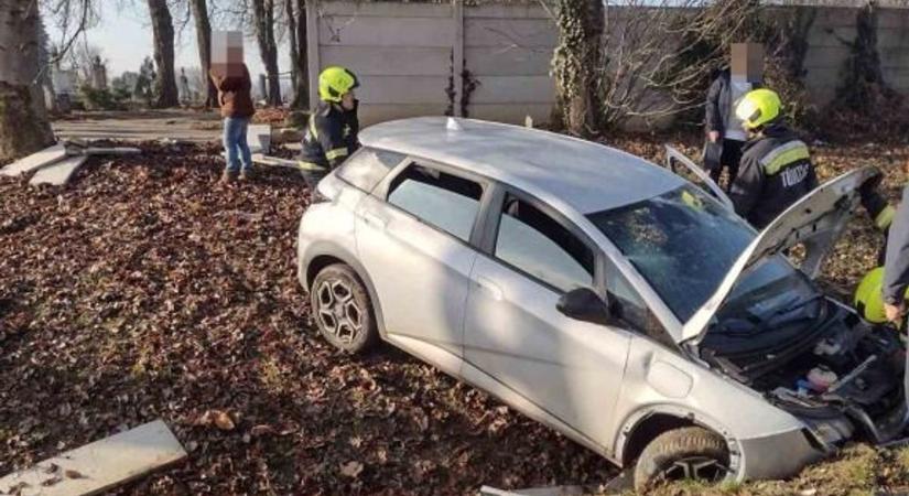 Súlyos baleset: áthajtott a temető kerítésén egy autós Kaposváron