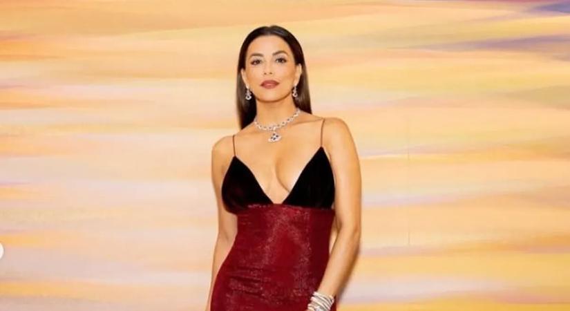 Eva Longoria dögösebb, mint valaha – miközben a mellei játsszák a főszerepet