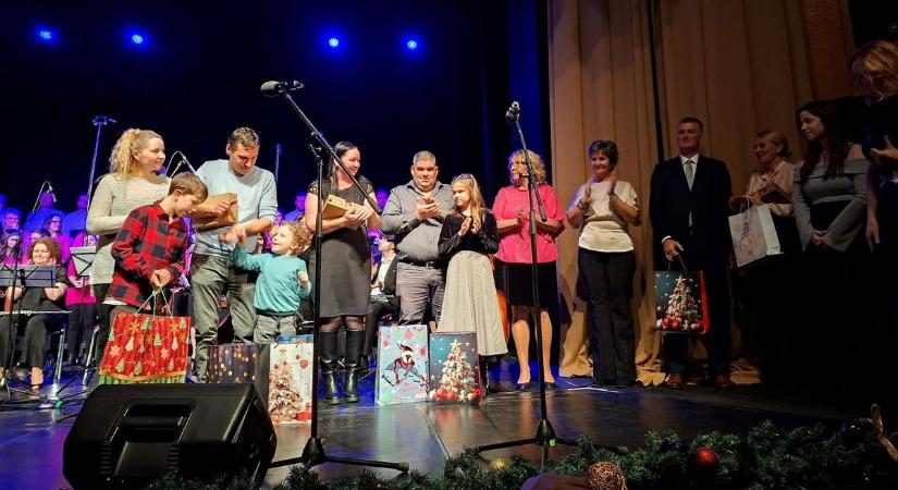 Gimnazisták is gyűjtöttek Lara, Zente és Benedek családjának – hihetetlen összefogás a Balatonnál