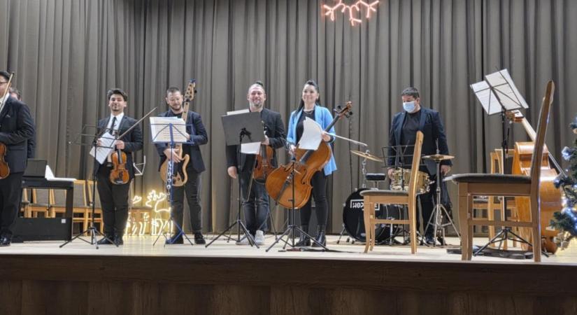 Rászorulók karácsonyáért zenéltek a péri adventi hangversenyen