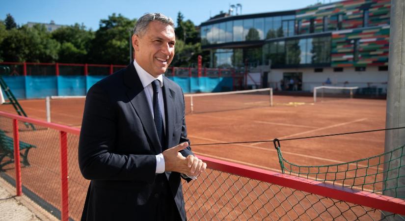 Hivatalosan tilos, Lázár János mégis teniszpályát húzott fel a kastélya melletti erdőben