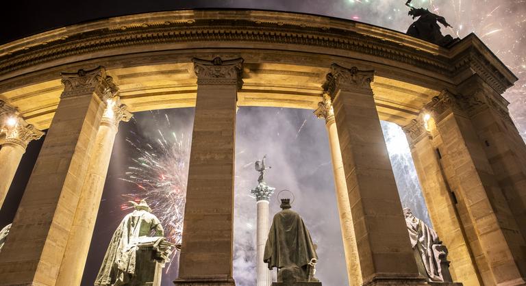 Vége a nagy szilveszteri durrogtatásoknak: Budapest több területén betiltották a pirotechnikai eszközöket