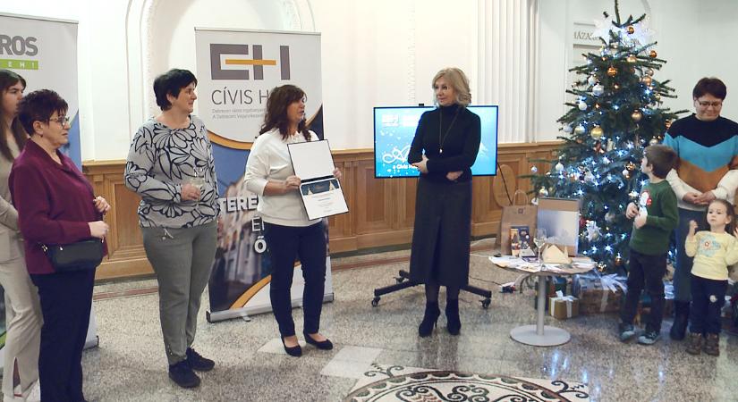 A Mosolyvirág Nagycsaládosok Debreceni Egyesülete kapta a Cívis Ház adományát – videóval