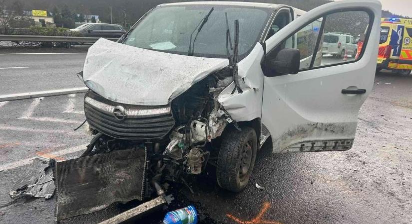 Halálos baleset Hevesben: életét vesztette a kerítésnek csapódó autós