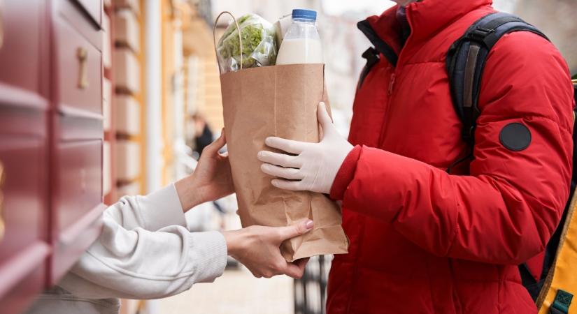 Égett a torkuk és hánytak: biztonsági kamera vette fel, mit tett a futár a kajával