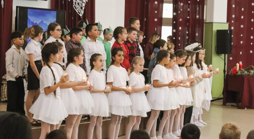 „Mi magunk hozzuk létre a csodát” – karácsonyi ünnepség a Bárdos iskolában