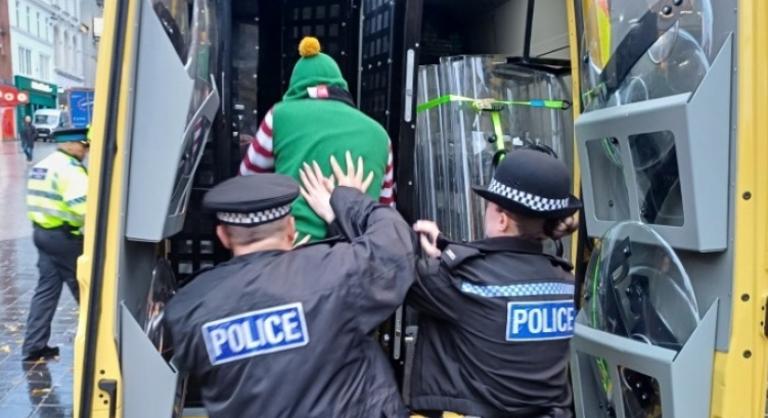 Manóruhás erőszaktevőt fogtak Liverpoolban az utcán