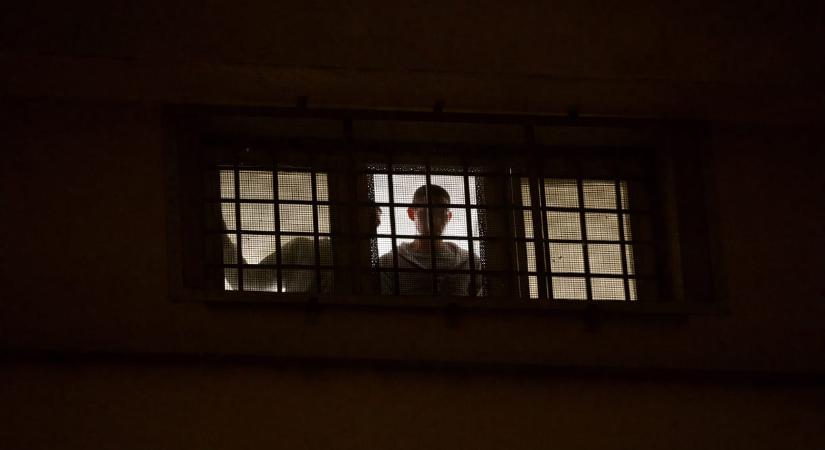 Megkerült az eltűnt Szőlő utcai Kékfény-videó, a kormány narratívájának megfelelően megvágva jelent meg az Origón