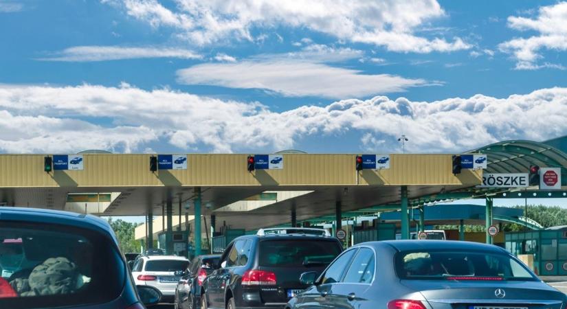 A sportcipők különös szert rejtettek Röszkénél, a hatóságok lecsaptak