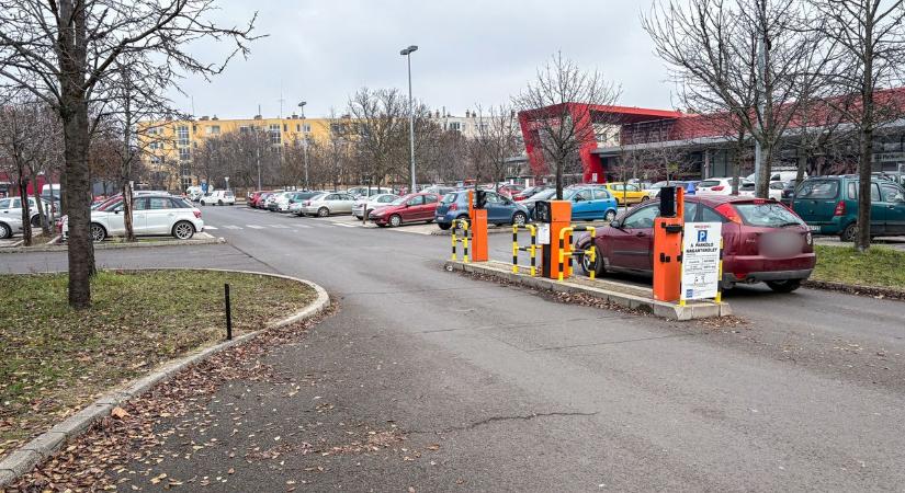 Fizetős lesz a parkolás a szolnoki Interspar előtt, minden kocsit ellenőriznek – videóval