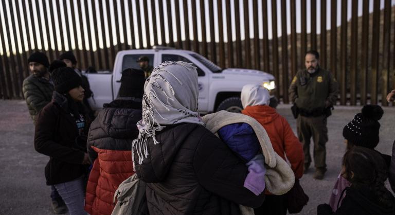 Drámai a helyzet: milliós tömeg jön vissza Európába a korábbi gyarmatokról