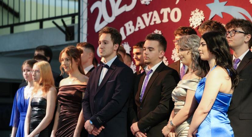 Feltűzték a gombokat az egri Neumannban