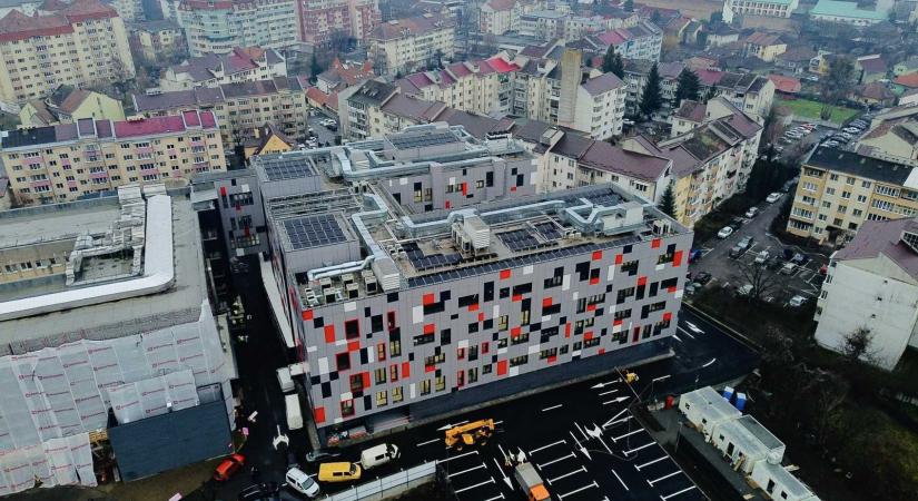 „Ez történelmi nap” – Felavatták az új kórházépületet Besztercén