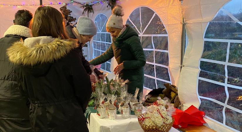 Meghittség és közösség: adventi varázslat a soproni idősotthonban - fotók