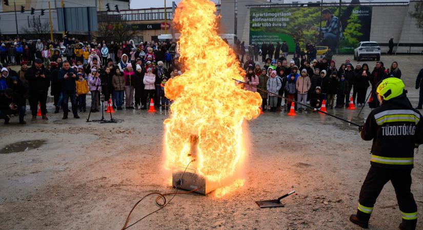 Karácsonyi tűzmegelőzési kisokos – összegyűjtöttük a legfontosabb intelmeket