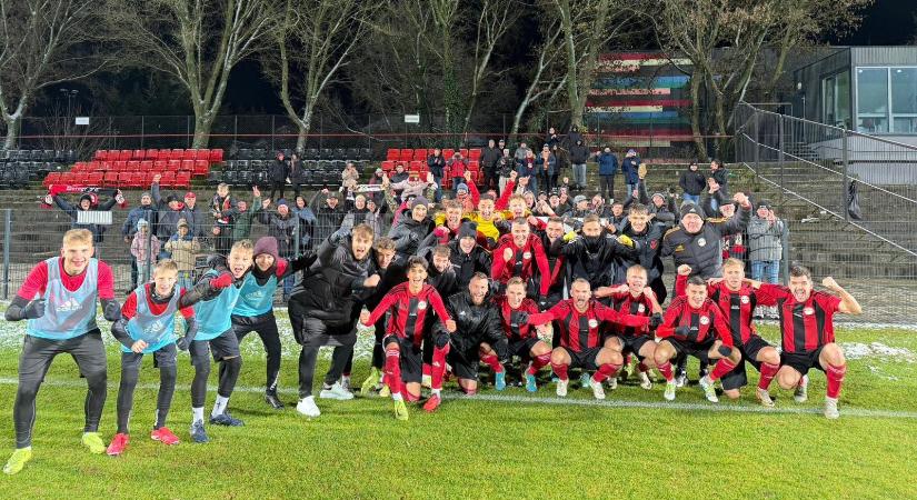 "Na, szia mentő": Már a focipályán is ünneplik a hős kisfiút, kezdőrúgást végezhet el a magyar meccsen