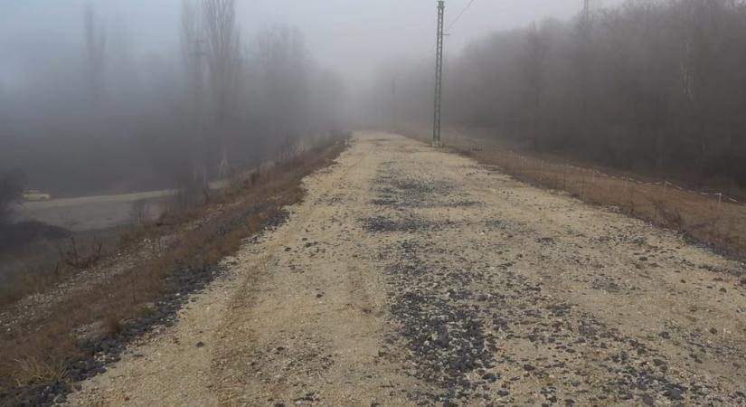 Egy éve zárták le a Budapestet megyeszékhelyekkel összekötő vasútvonal egy szakaszát, azóta sem dolgozik rajta senki