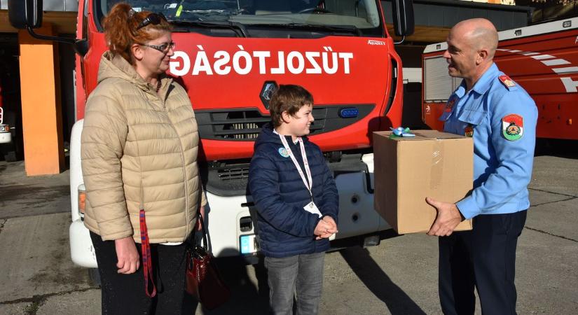 Karácsonyi meglepetés: ajándékcsomagok vittek a tűzoltók az egyszülős családoknak