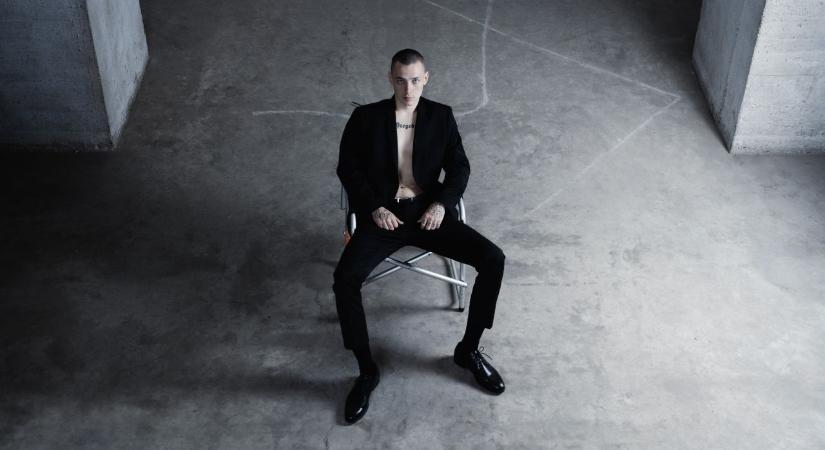 Pogány induló – Vajon mit mondana anya – Egy fiatal előadó testközeli portréja, maszlagok nélkül