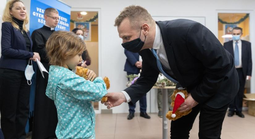 Advent a remény jegyében: ajándékcsomagokat osztottak a veszprémi kórházban (galéria)